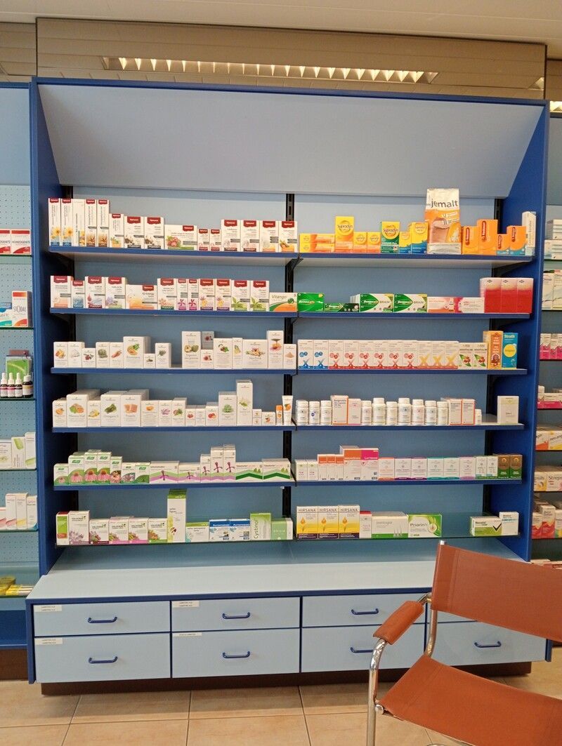 Étagères dans une pharmacie avec une chaise devant elles