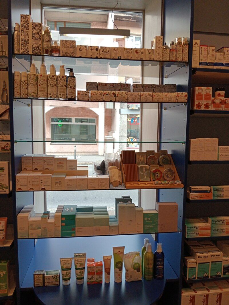 Une étagère remplie de nombreux types de produits cosmétiques dans un magasin.