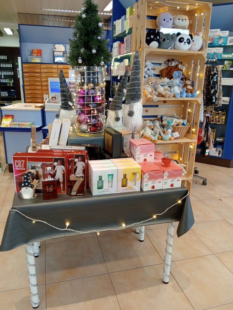 Une table avec des décorations de Noël dans un magasin