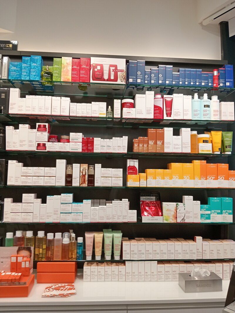 Une étagère de pharmacie remplie de nombreux types de produits cosmétiques