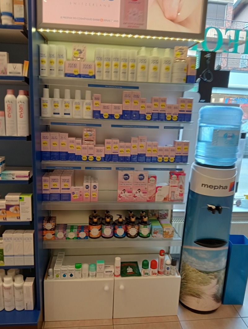 Une pharmacie avec un distributeur d'eau devant