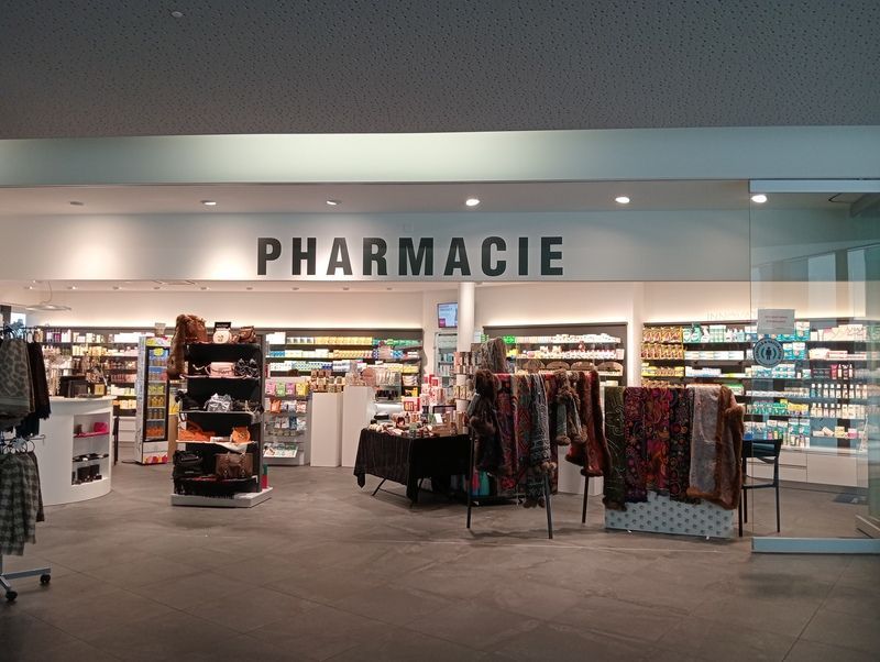 Une pharmacie avec beaucoup d'étagères et une pancarte indiquant pharmacie
