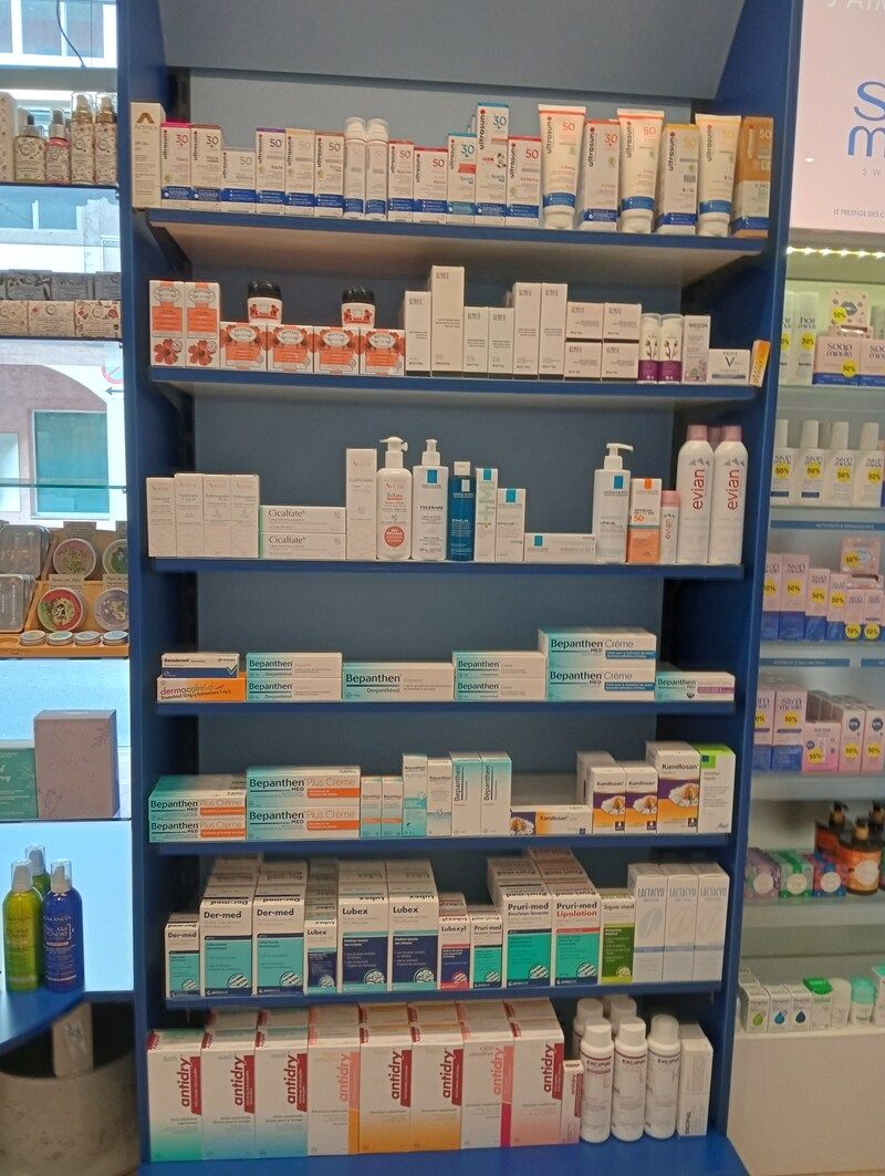 Une étagère dans une pharmacie remplie de nombreux produits