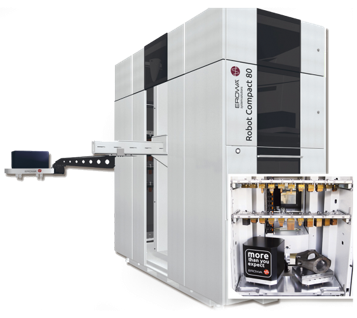 Robot Compact 80, máquina robótica blanca, con brazo acoplado que sostiene un objeto negro. Se muestra un detalle interior.