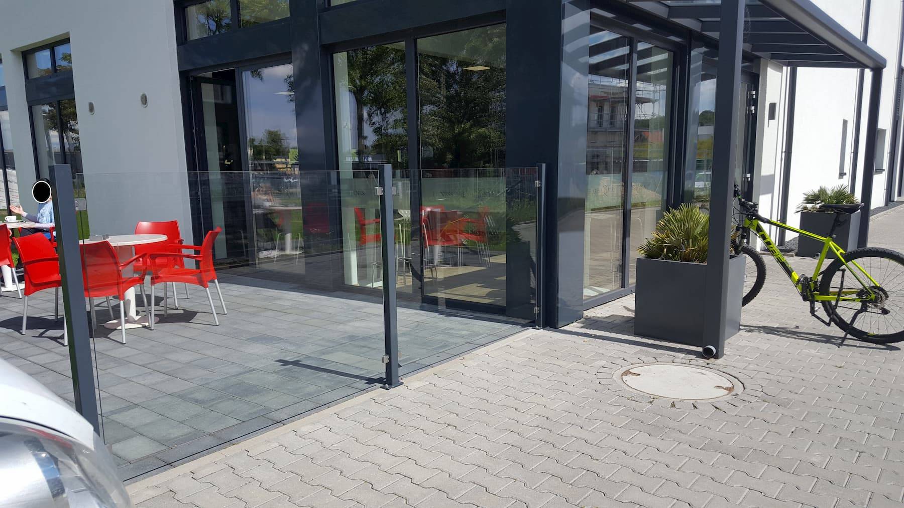 Trennwand aus Glas der Firma GLAS & SPIEGEL Niederrhein GmbH