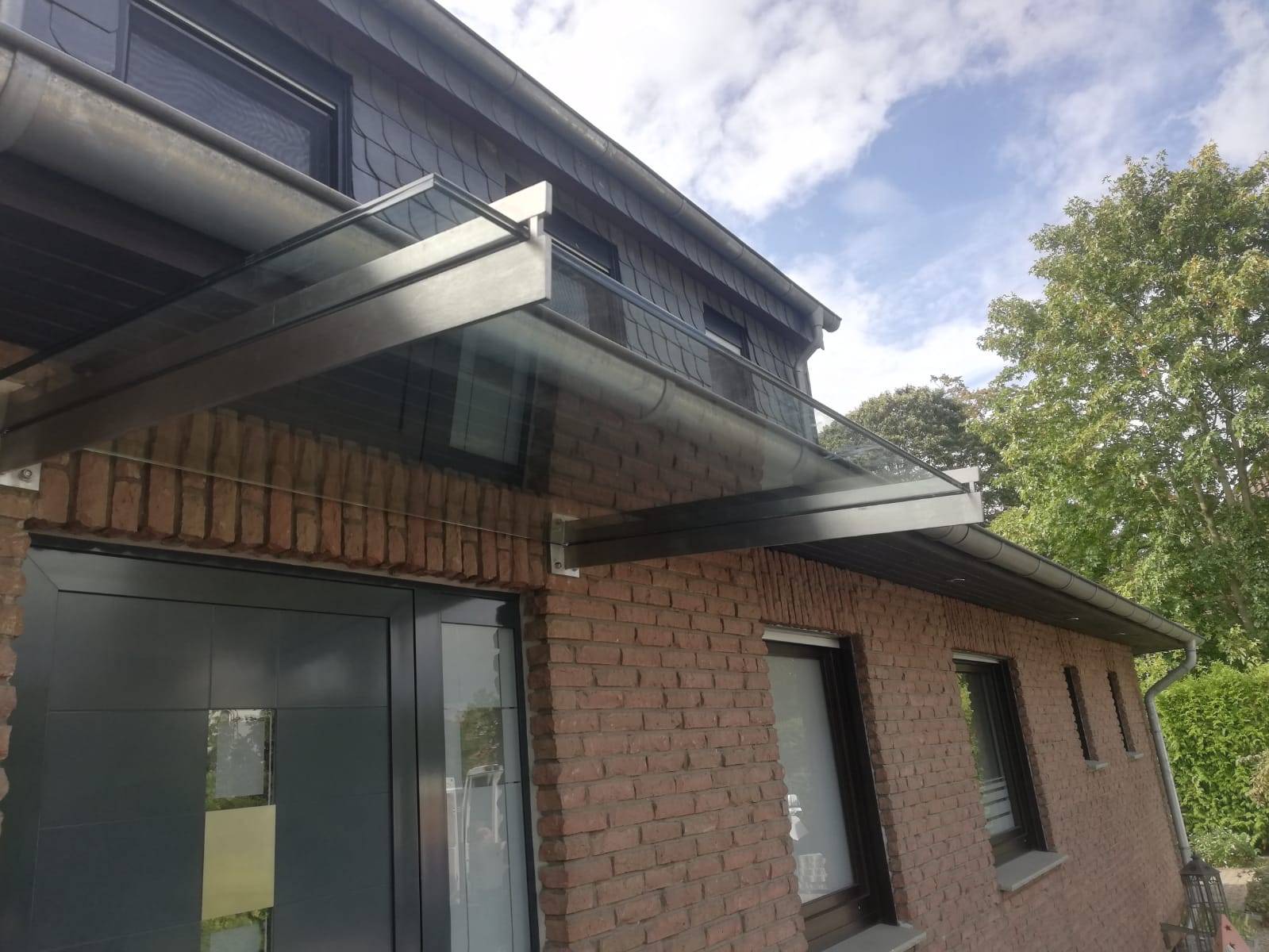 Vordach der Firma GLAS & SPIEGEL Niederrhein GmbH