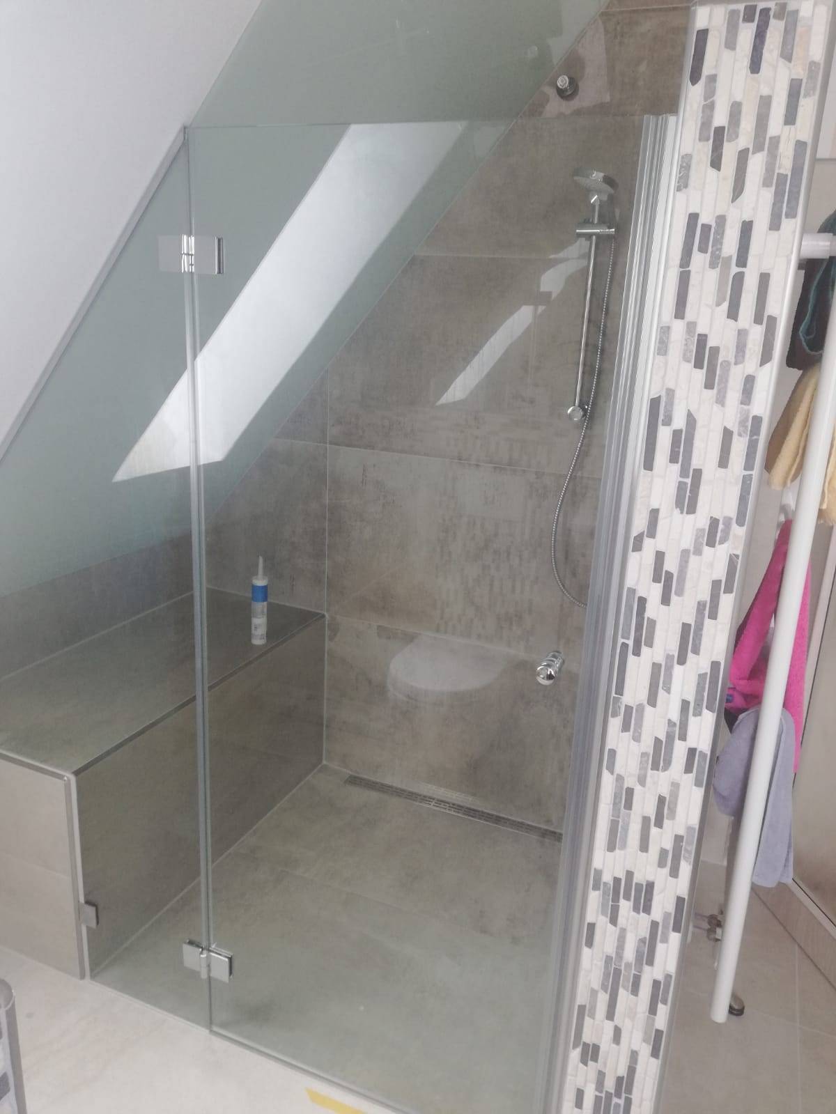 Dusche aus Glas der Firma GLAS & SPIEGEL Niederrhein GmbH, um auch kleine Badezimmer größer wirken zu lassen.