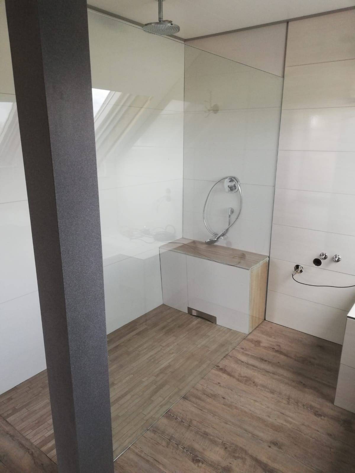 Modernes Badezimmer mit Trennwand aus Glas der Firma GLAS & SPIEGEL Niederrhein GmbH