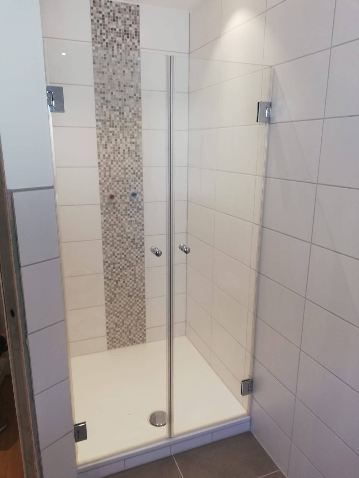 Doppelseitige Glastür einer Dusche der Firma GLAS & SPIEGEL Niederrhein GmbH