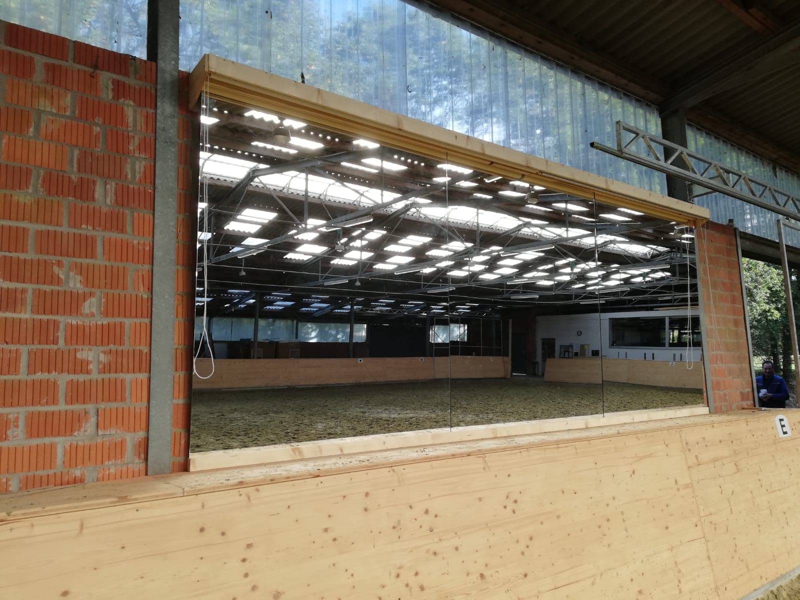 Halle mit Schiebetür der Firma GLAS & SPIEGEL Niederrhein GmbH