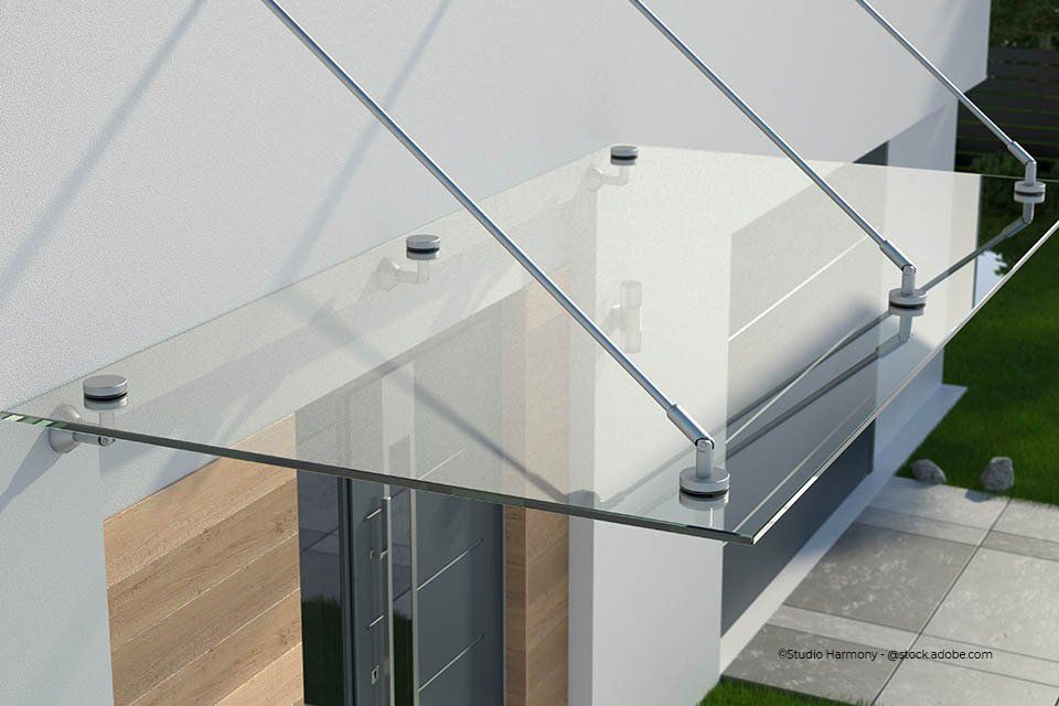 Kind schließt Glasschiebetür der Firma GLAS & SPIEGEL Niederrhein GmbH, die in den Garten führt