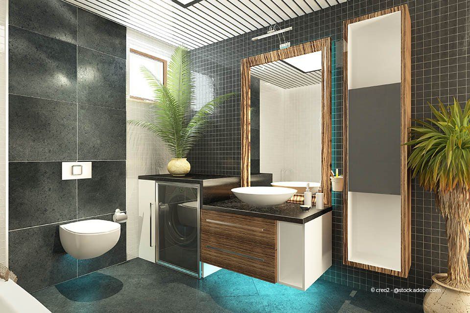 Kind schließt Glasschiebetür der Firma GLAS & SPIEGEL Niederrhein GmbH, die in den Garten führt