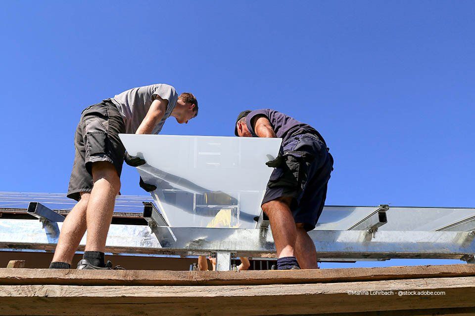 Ganzglasdusche der GLAS & SPIEGEL Niederrhein GmbH in einem modernen Badezimmer