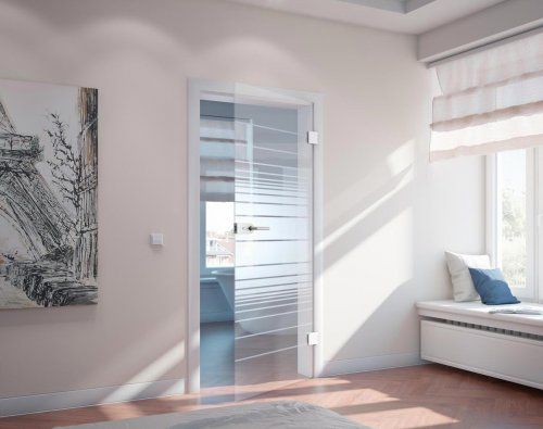 Zwei Mitarbeiter der GLAS & SPIEGEL Niederrhein GmbH knien auf einer Terrassenüberdachung aus Glas