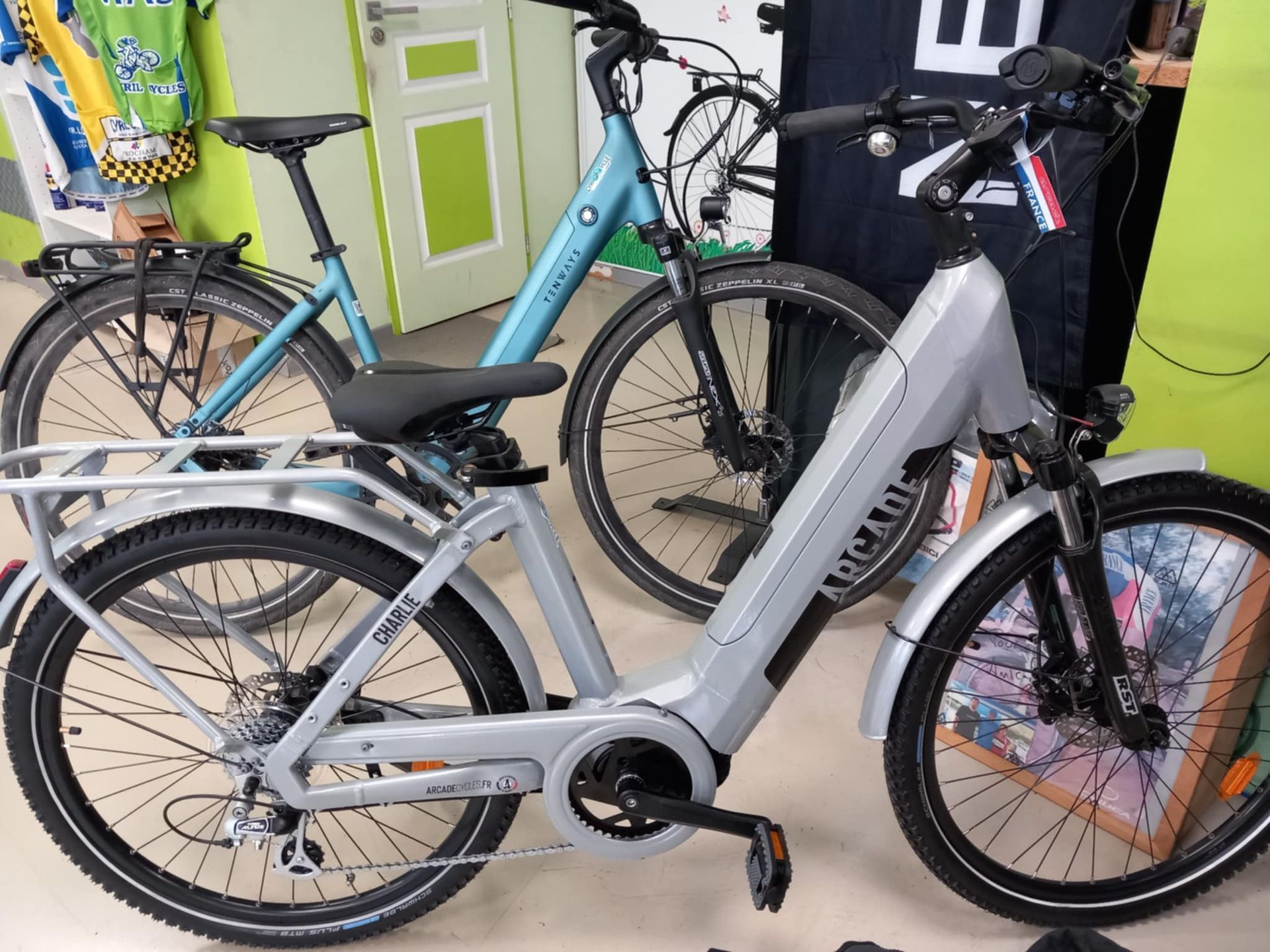 Un VTT bleu et un VTT gris