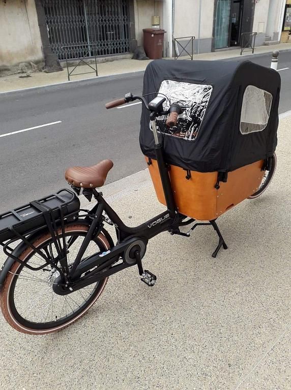 Un vélo avec une assise à l'avant vu de derrière.