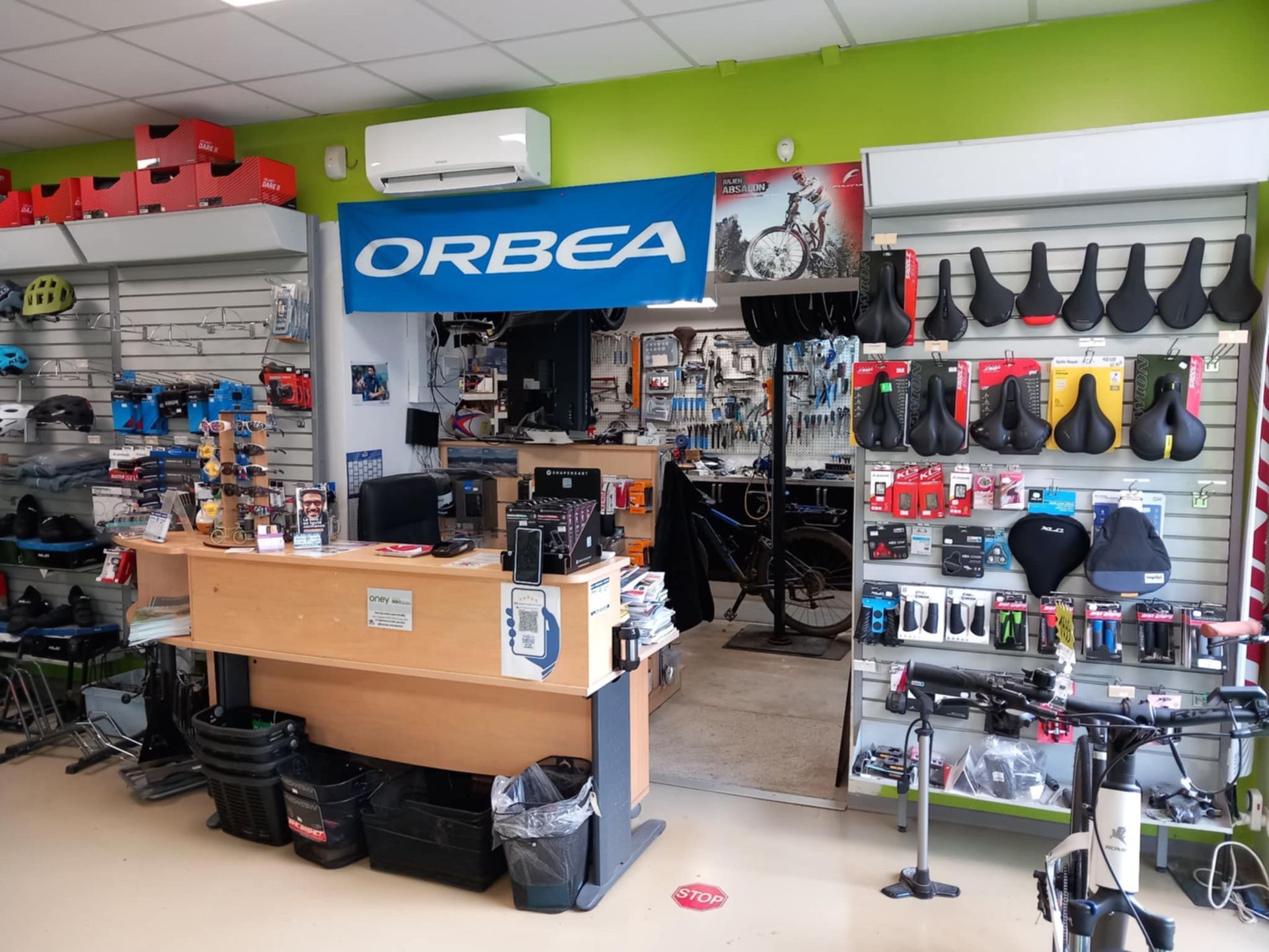 Des accessoires dans un magasin de vélos