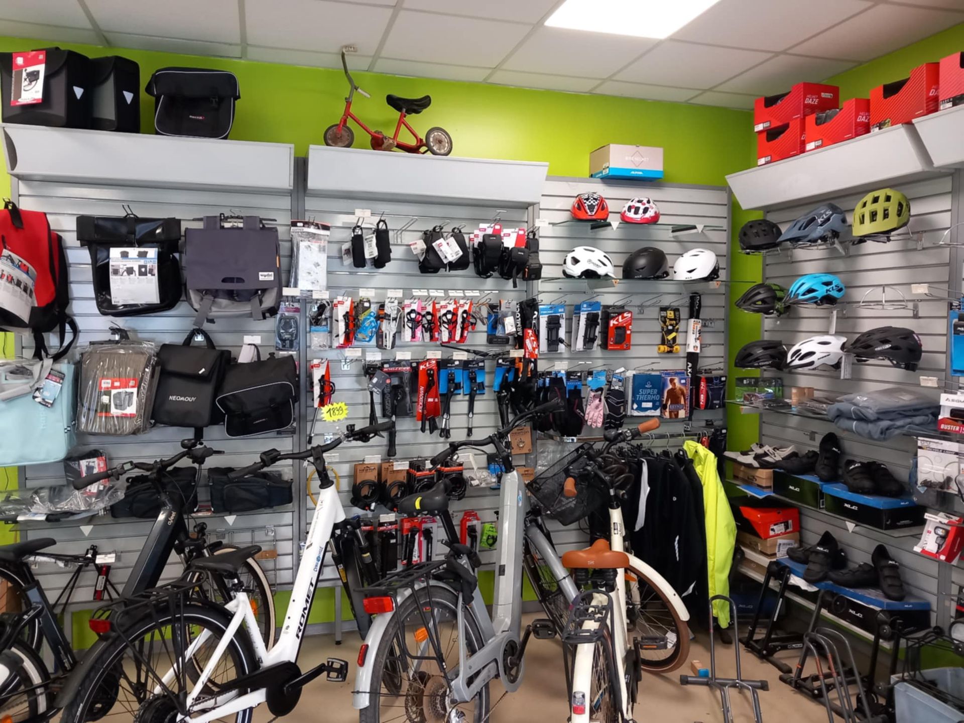 Des vélos et des accessoires dans un magasin de vélos