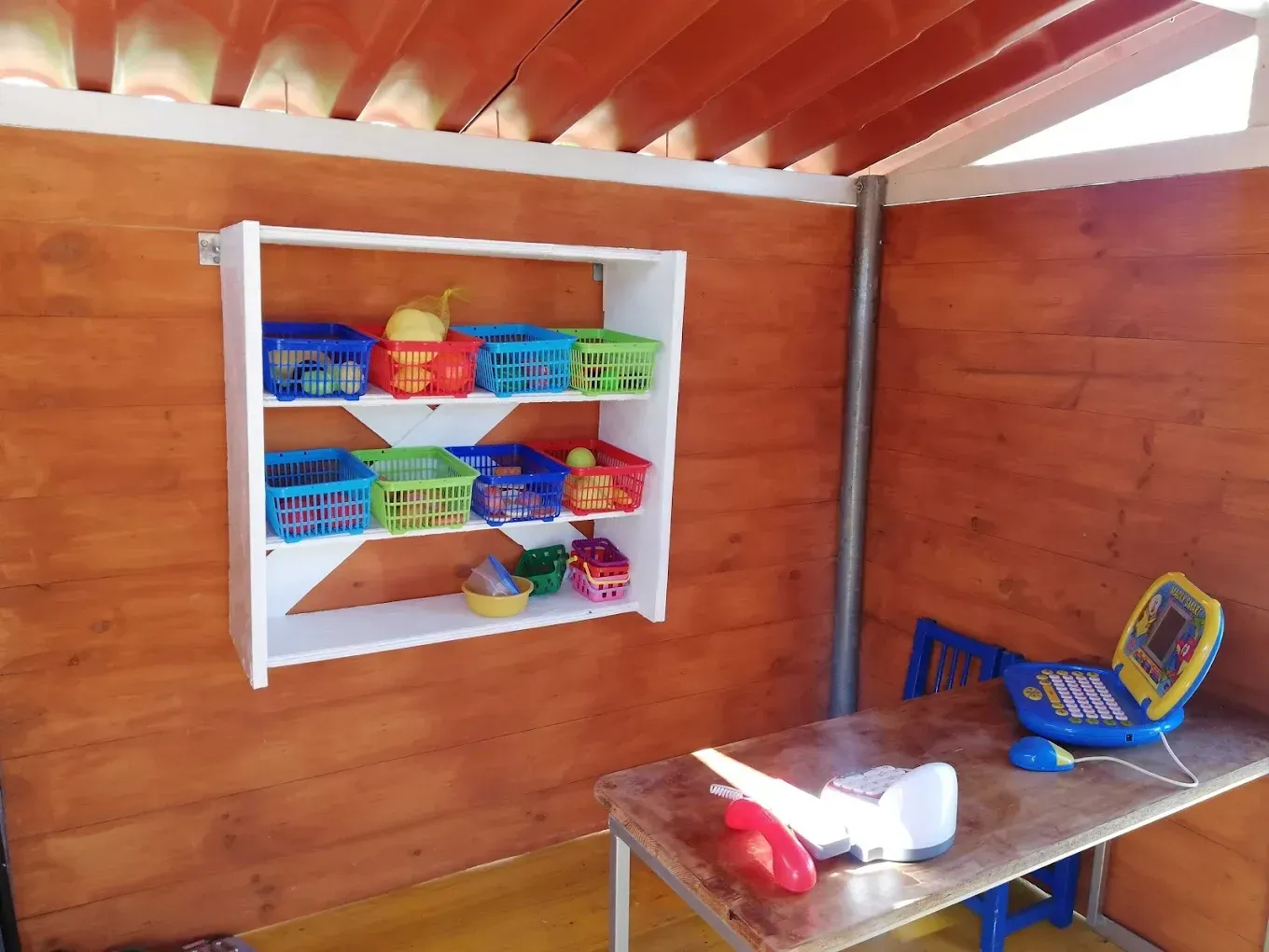 Grupo de niños explorando la naturaleza, utilizando una lupa, en un entorno forestal.