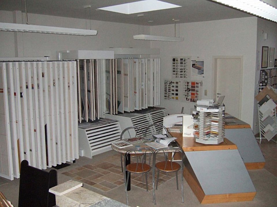 Ein Raum mit einem Tisch und Stühlen darin, Scharwat - Fliesen und Naturstein