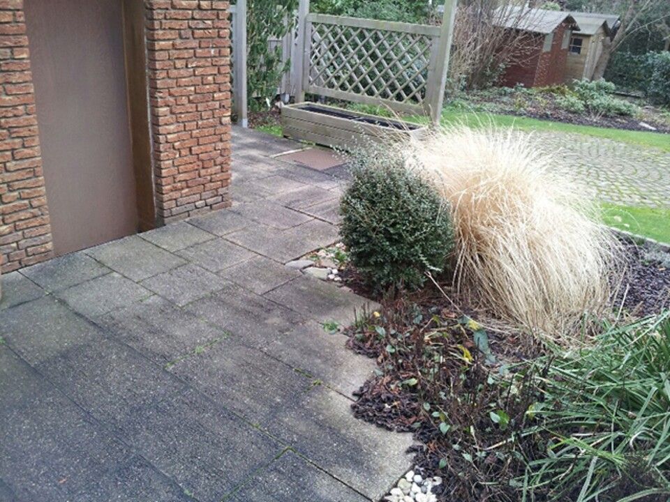 Ein Backsteingebäude mit einer Terrasse davor Scharwat - Fliesen und Naturstein