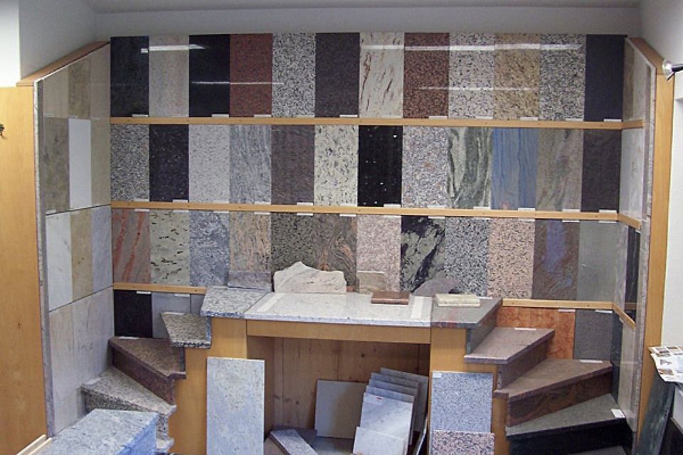 Eine Wand mit vielen verschiedenfarbigen Fliesen, Scharwat - Fliesen und Naturstein