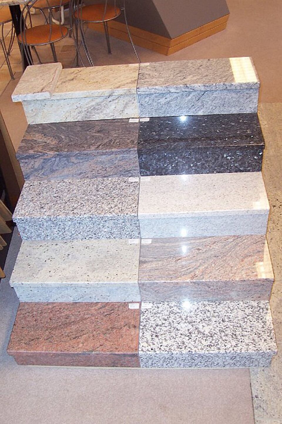 Eine Ausstellung von Granitfliesen in verschiedenen Farben und Größen, Scharwat - Fliesen und Naturstein