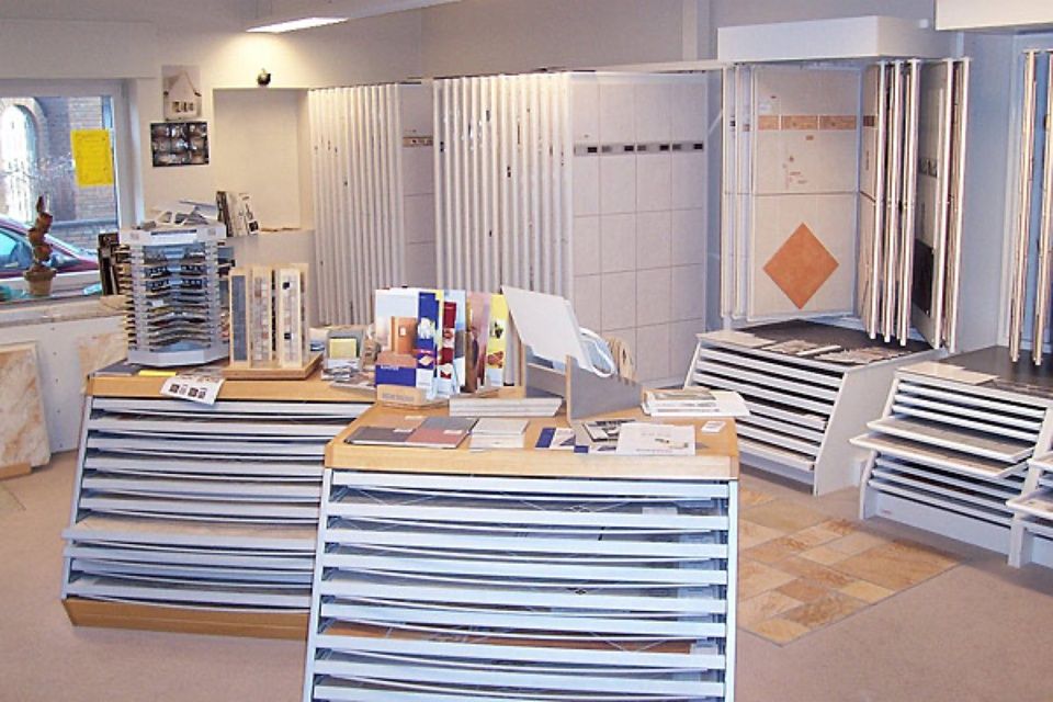 Ein Geschäft mit vielen ausgestellten Fliesen, Scharwat - Fliesen und Naturstein