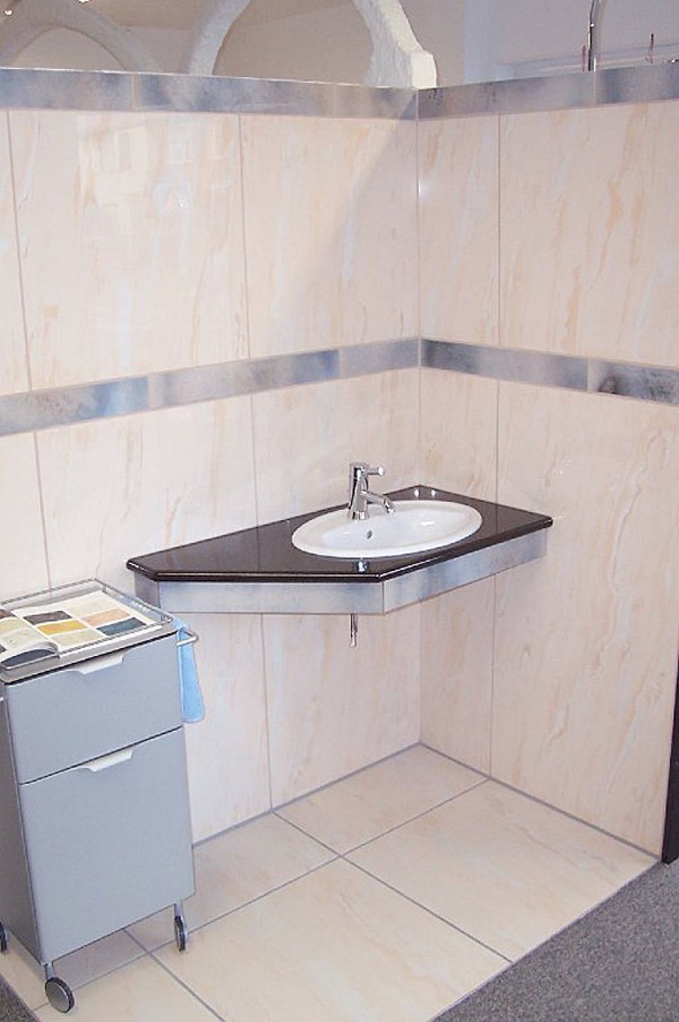 Ein Badezimmer mit Waschbecken und Schublade, Scharwat - Fliesen und Naturstein