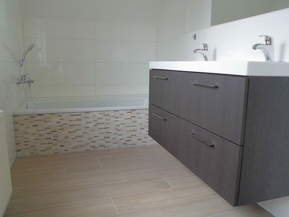 Ein Badezimmer mit zwei Waschbecken und einer Badewanne, Scharwat - Fliesen und Naturstein