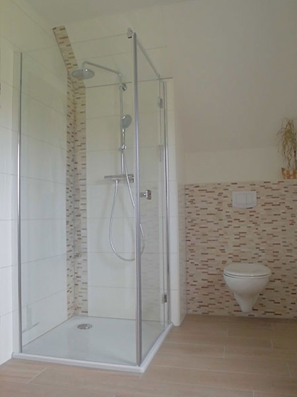 Ein Badezimmer mit ebenerdiger Dusche und Toilette, Scharwat - Fliesen und Naturstein Scharwat - Fliesen und Naturstein