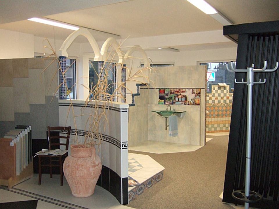 Ein Raum mit einer großen Vase und einem Stuhl darin, Scharwat - Fliesen und Naturstein