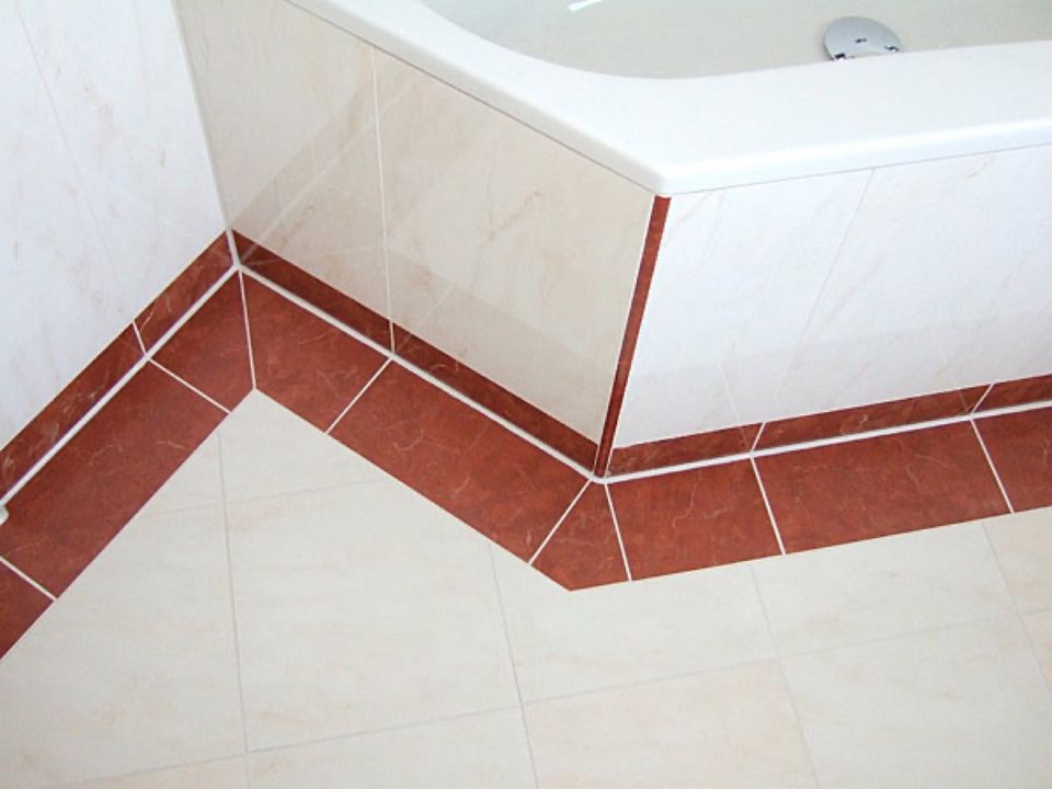 Ein Badezimmer mit Badewanne und gefliestem Boden Scharwat - Fliesen und Naturstein