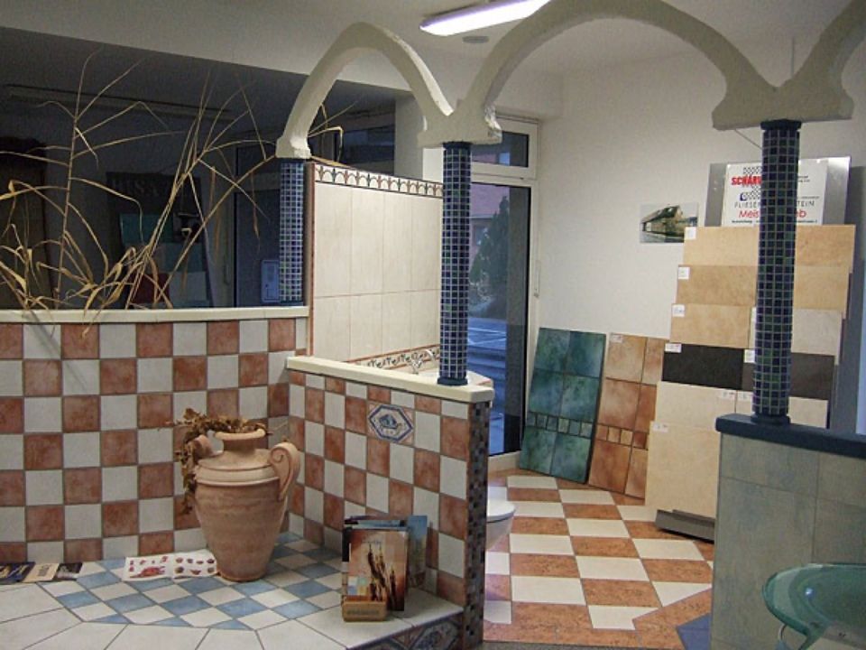 Ein Zimmer mit einem griechischen Schlüsselmuster an der Wand, Scharwat - Fliesen und Naturstein