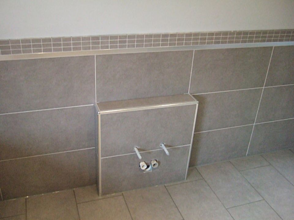 Ein Badezimmer mit gefliester Wand und gefliestem Boden Scharwat - Fliesen und Naturstein