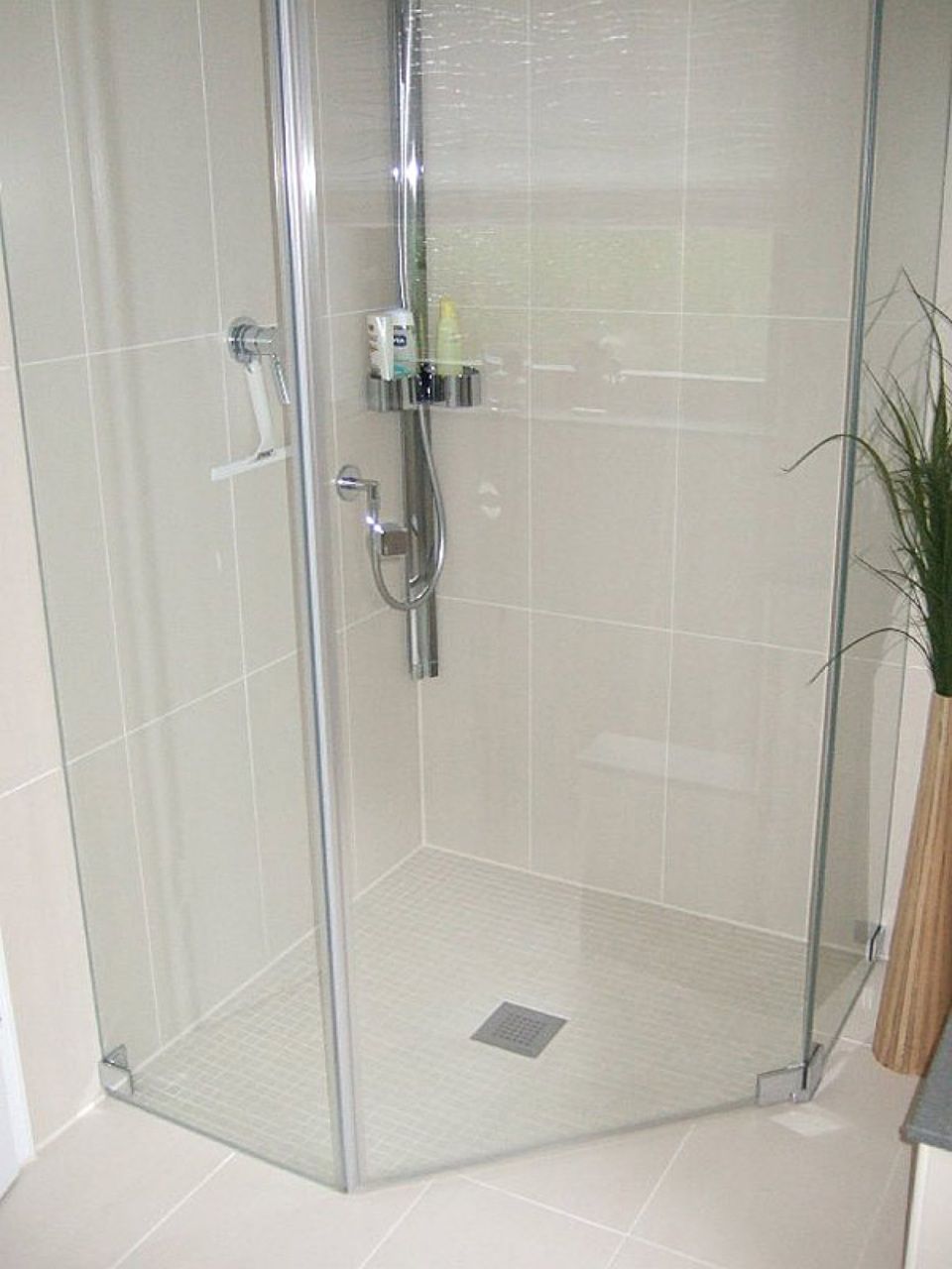 Ein Badezimmer mit ebenerdiger Dusche mit klarer Glastür Scharwat - Fliesen und Naturstein