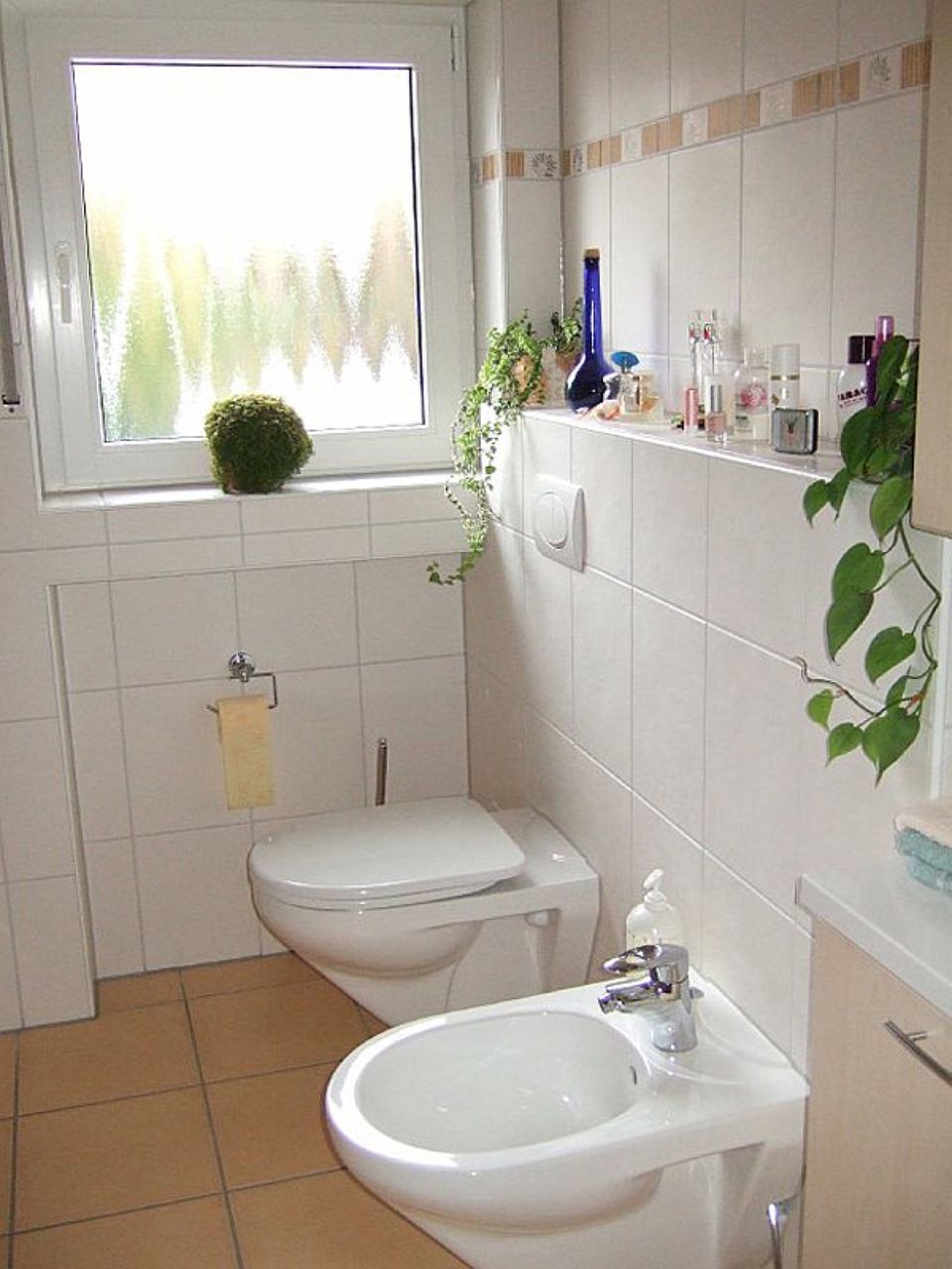 Ein Badezimmer mit zwei Toiletten und einem Bidet Scharwat - Fliesen und Naturstein