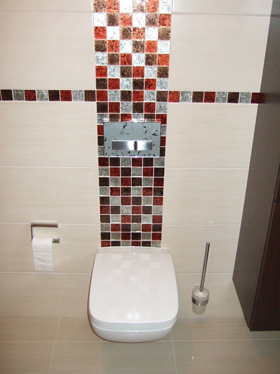 Ein Badezimmer mit Toilette und einer Uhr an der Wand Scharwat - Fliesen und Naturstein