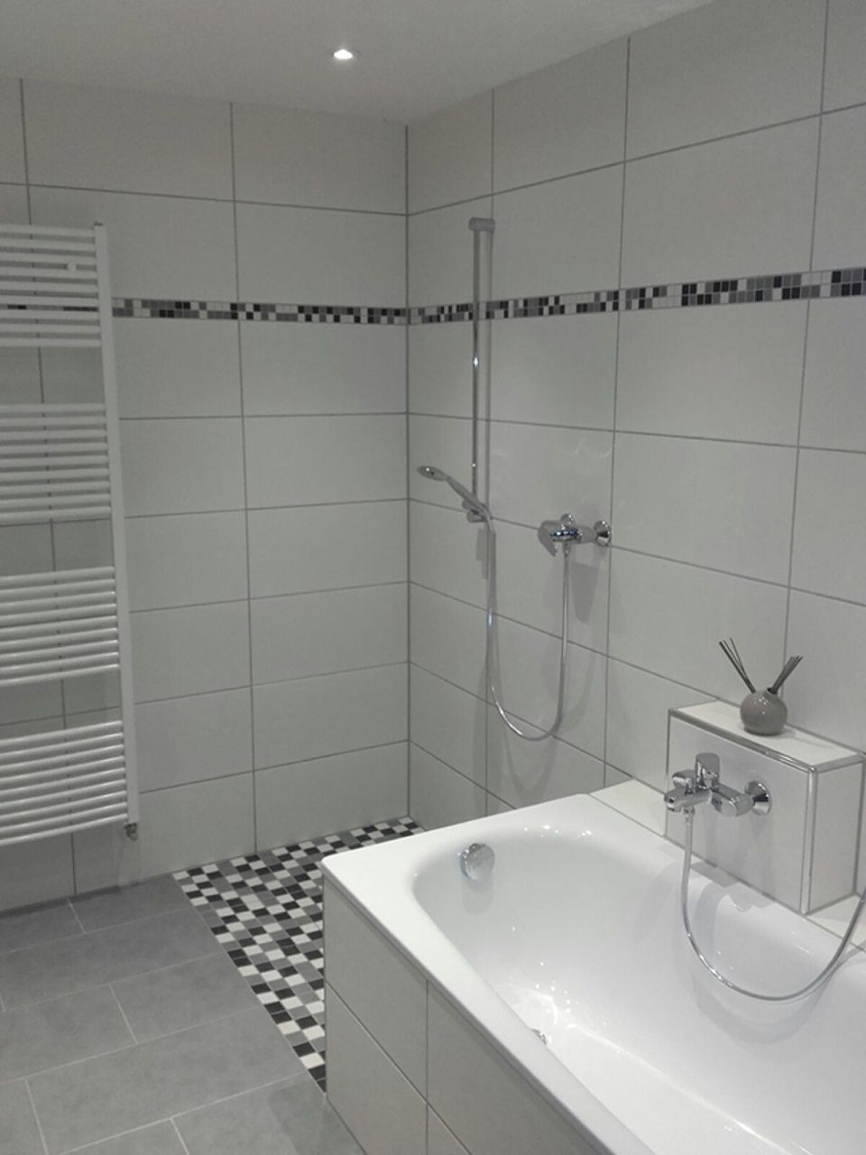 Ein Badezimmer mit Badewanne und Dusche Scharwat - Fliesen und Naturstein