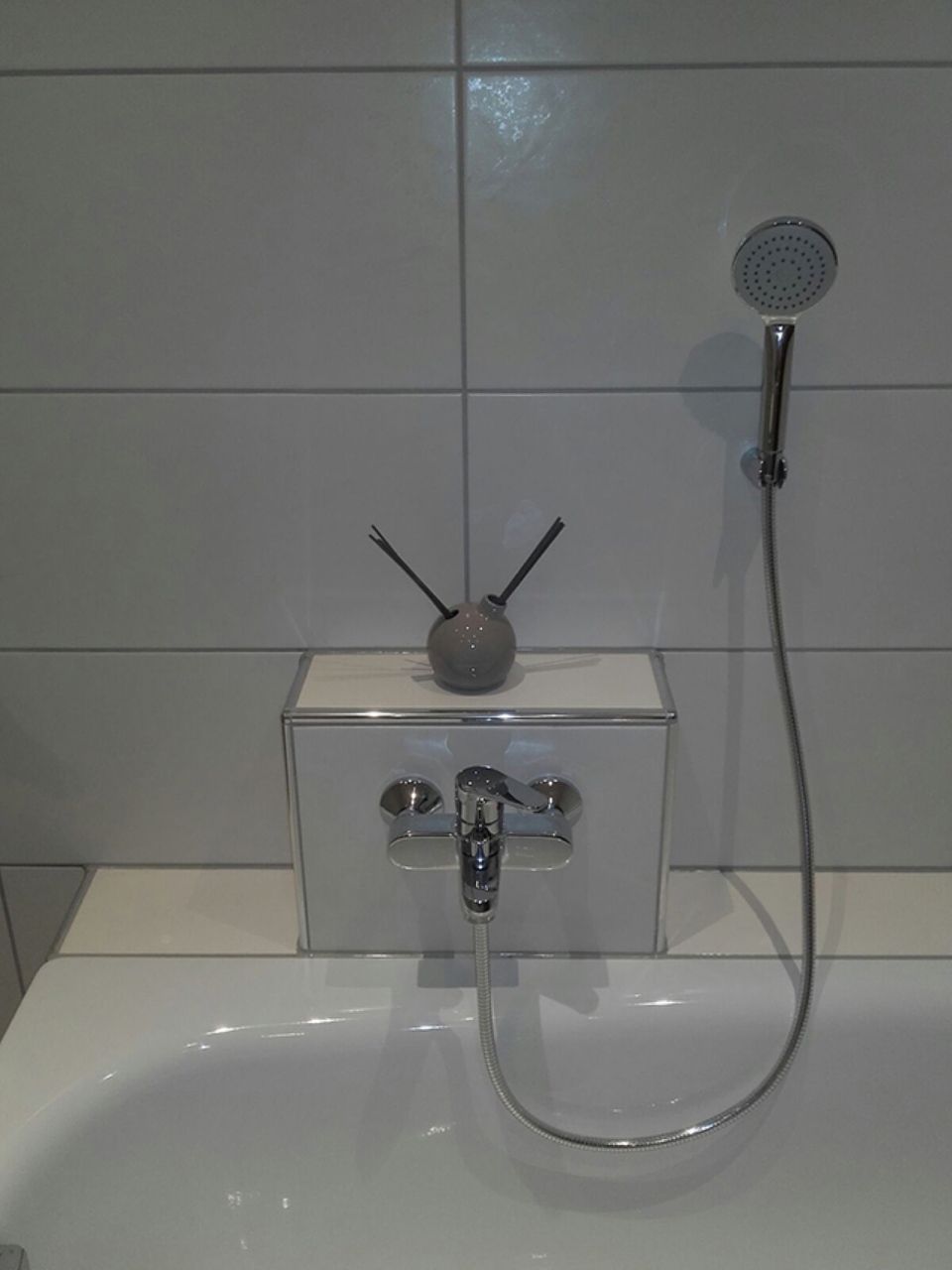 Eine Badewanne mit angeschlossenem Duschkopf Scharwat - Fliesen und Naturstein