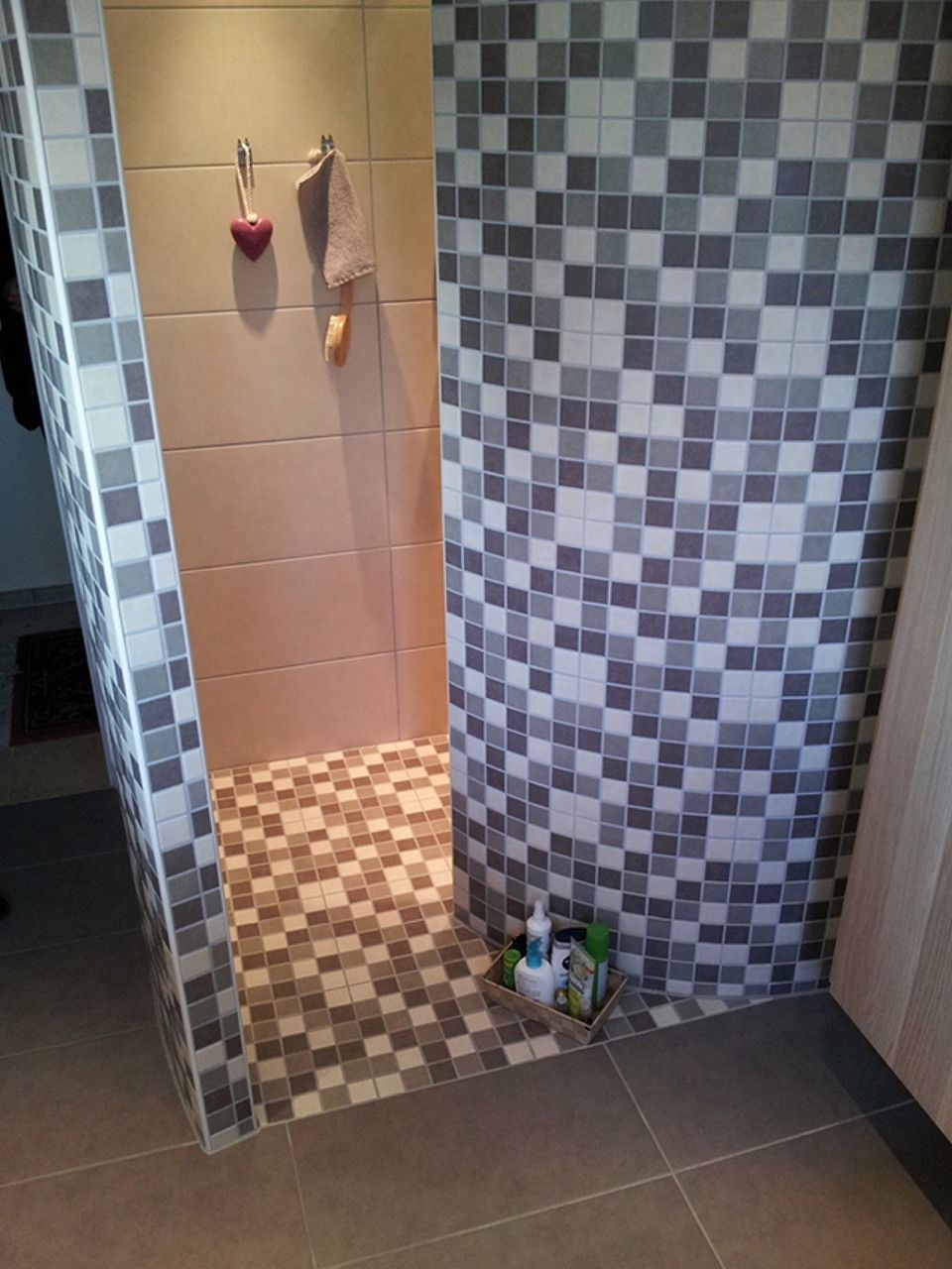 Ein Badezimmer mit karierter Fliesenwand und ebenerdiger Dusche Scharwat - Fliesen und Naturstein