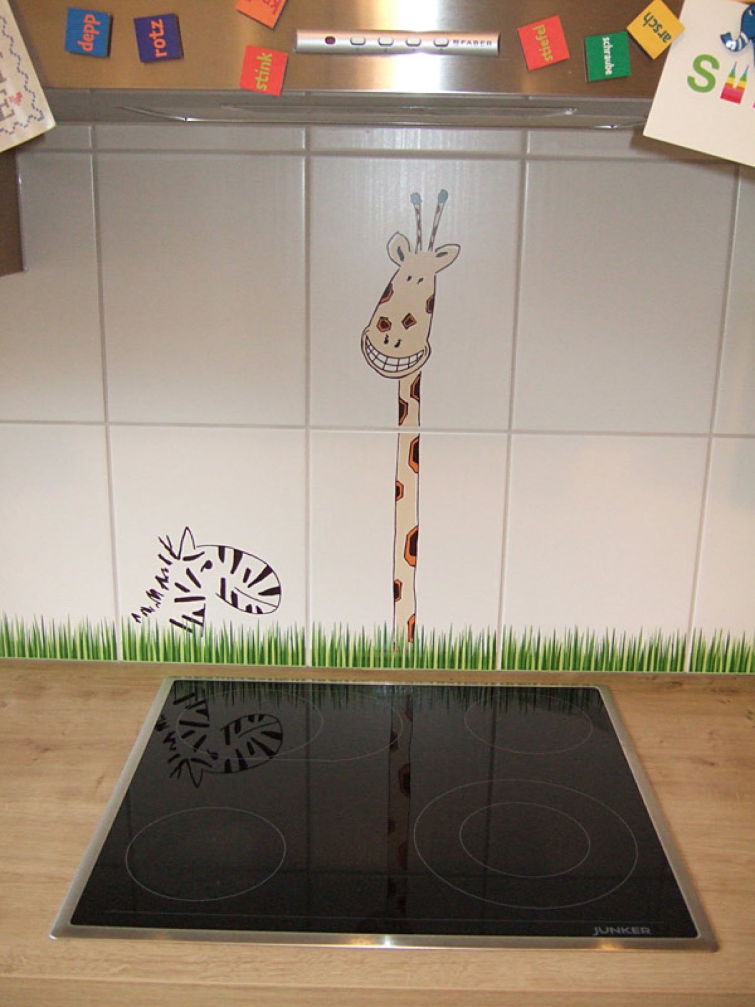 Fliesen über Herd mit Giraffe und Zebra,  Scharwat - Fliesen und Naturstein