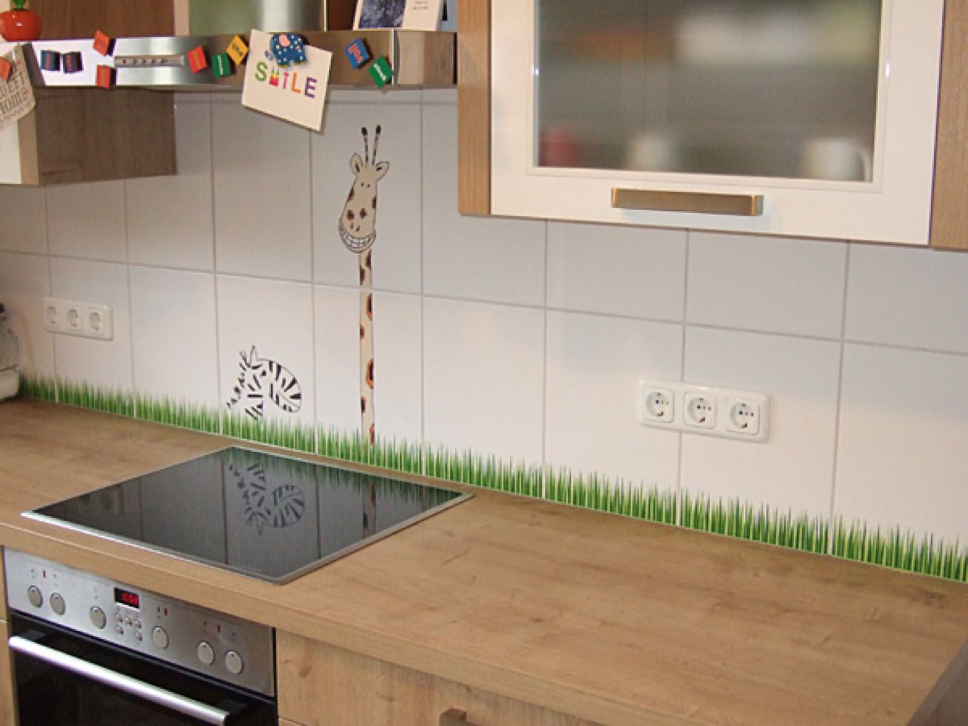 Eine Küche mit einem Schild mit der Aufschrift „Lächeln“ darauf,  Scharwat - Fliesen und Naturstein