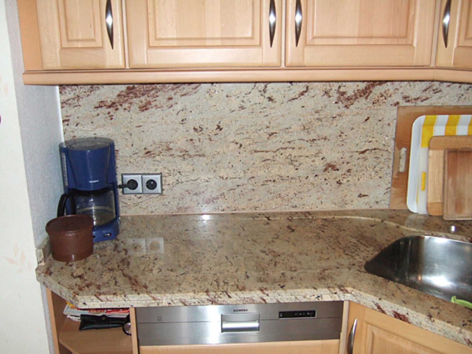 Eine Küchentheke mit Kaffeemaschine und Spüle,  Scharwat - Fliesen und Naturstein