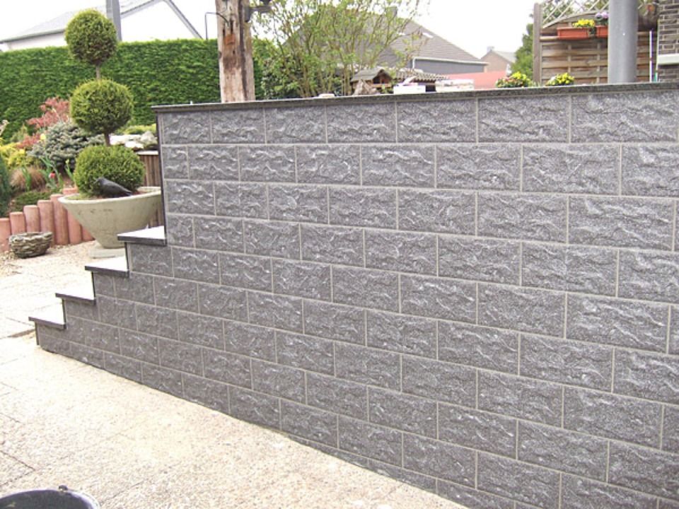 Mauer mit Fliesen,  Scharwat - Fliesen und Naturstein