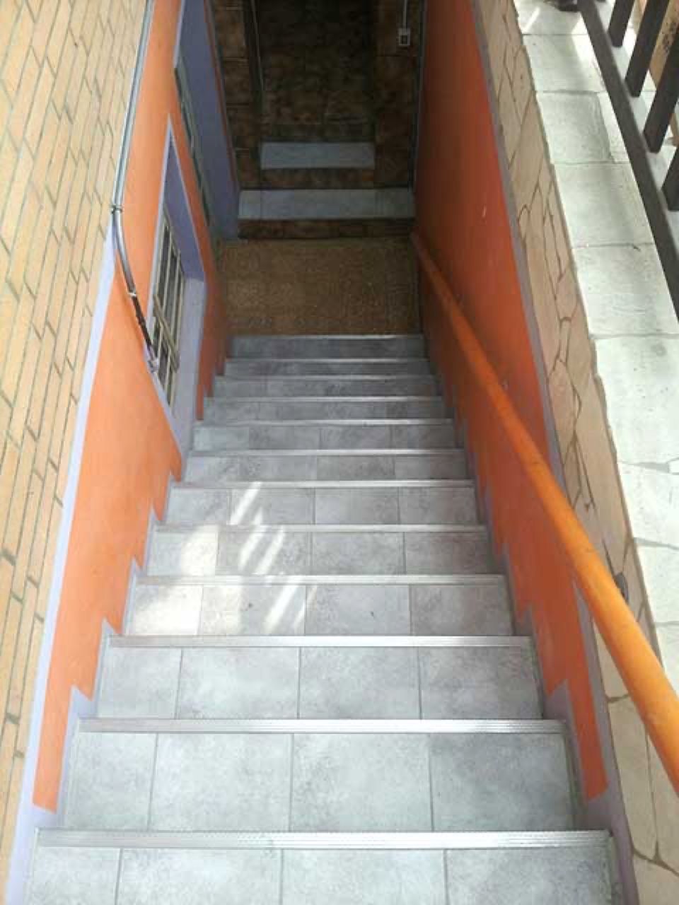 Eine Treppe, die zu einer Backsteinmauer führt,  Scharwat - Fliesen und Naturstein