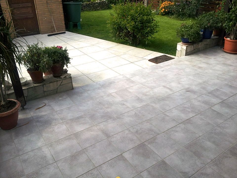 Eine Terrasse mit vielen Topfpflanzen darauf,  Scharwat - Fliesen und Naturstein