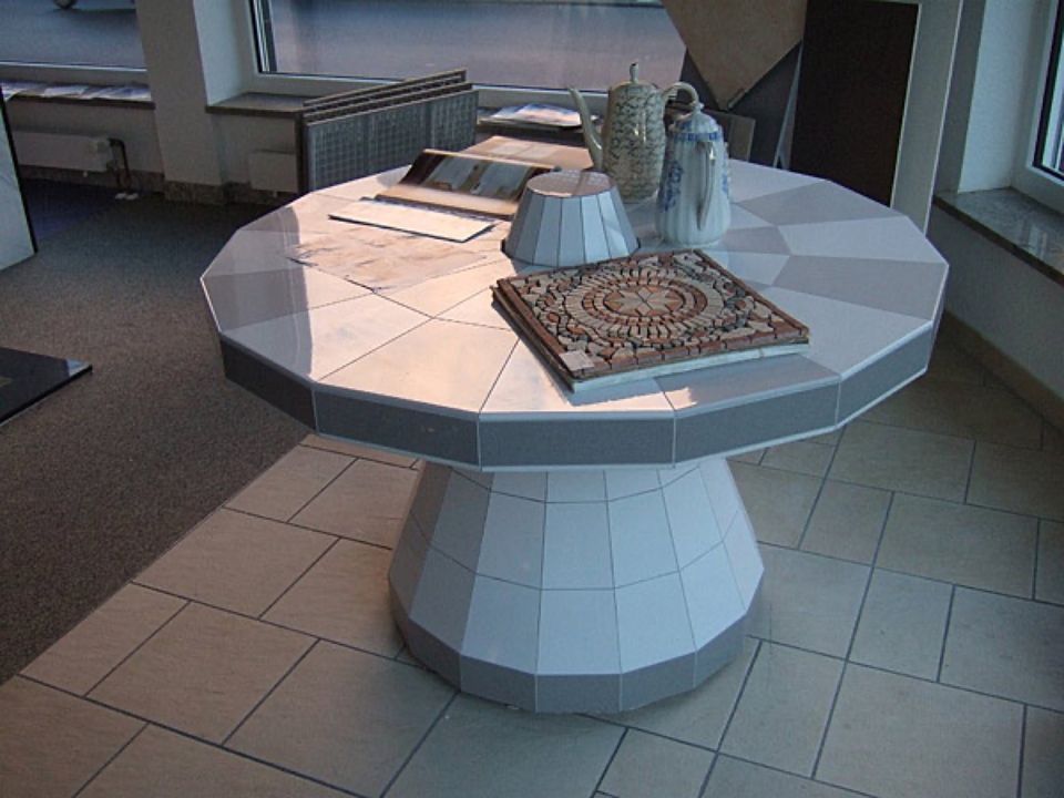 Ein runder Tisch mit einer Vase darauf, Scharwat - Fliesen und Naturstein