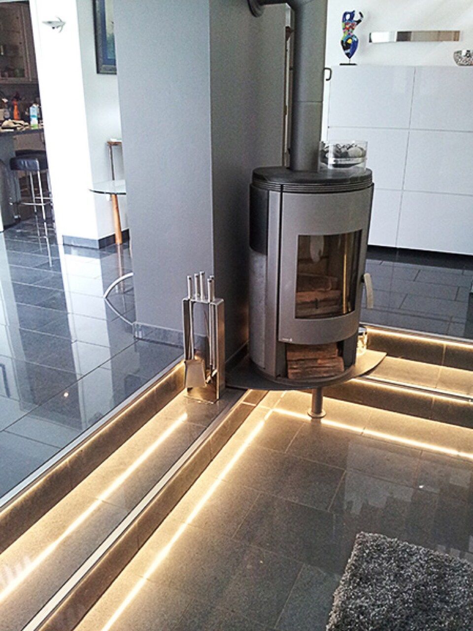 Ein Raum mit einem Ofen in der Mitte Scharwat - Fliesen und Naturstein