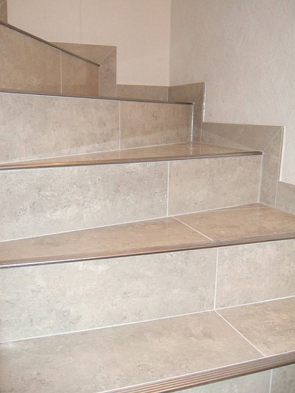 Eine geflieste Treppe mit Metallgeländer Scharwat - Fliesen und Naturstein